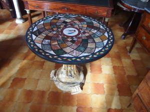 ROUND MARBLE INLAID TABLE WITH CENTRAL LEG EARLY 1900s